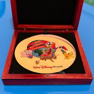 Walt Disney World, 2000 cast holiday celebration five pin set